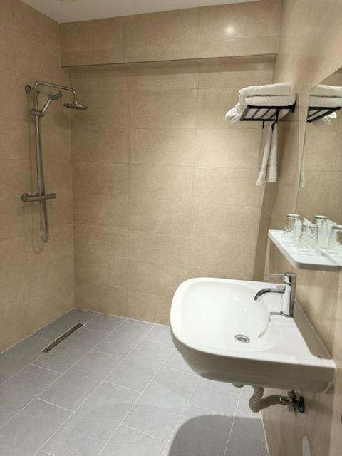 הופדורפ Ma Airport Hotel מראה חיצוני תמונה